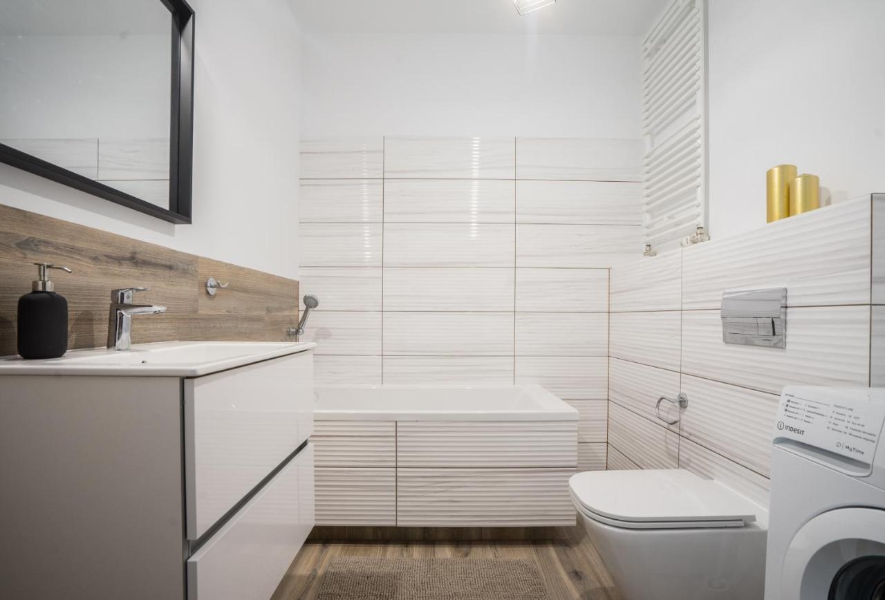 Bizapartments - Modern Flats With Parking Varşovia Exterior foto