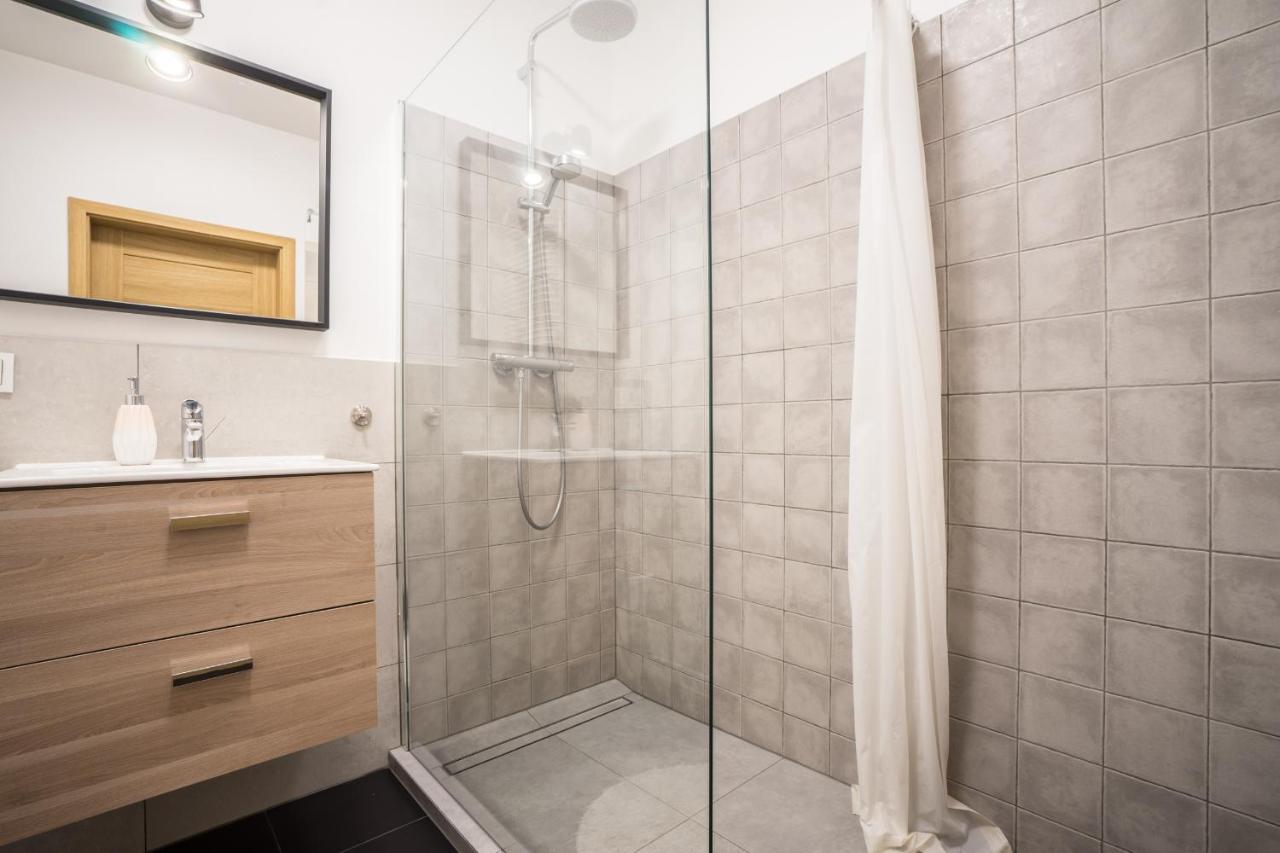 Bizapartments - Modern Flats With Parking Varşovia Exterior foto